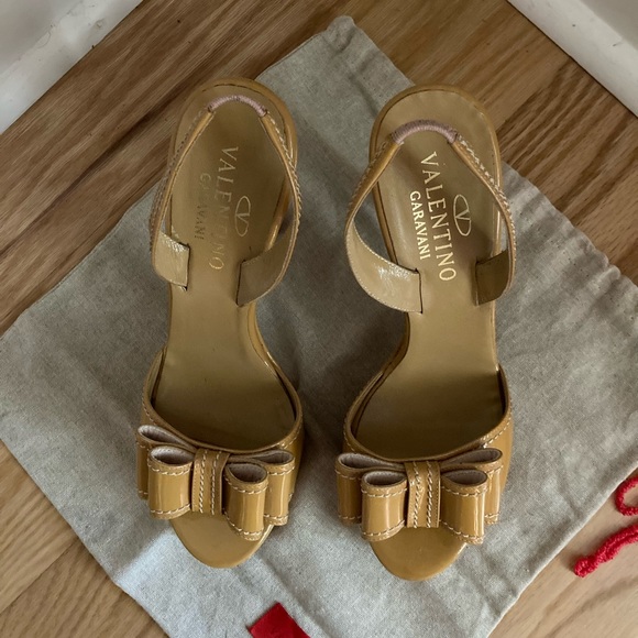 VALENTINO Nude Patent Heels with dust bag - Picture 5 of 11